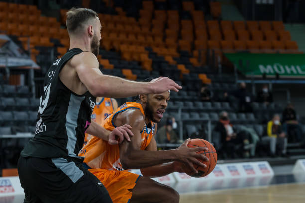 凭借超强的 凭借超强的